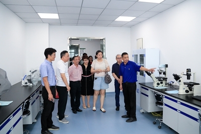 農(nóng)業(yè)農(nóng)村部人力資源開發(fā)中心處長(zhǎng)何兵存一行來(lái)校調(diào)研(圖)